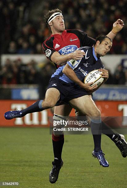 Christchurch, NEW ZEALAND: Chris Jack of the Crusaders challenges Pedrie Wannenburg of the Bulls for the ball during the Super 14 semi-final match at...