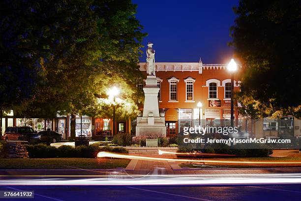 bentonville square confederate soldier statue at night - 576641934,576641958,576641932,576641946,576641956,576641950,576641960,576641970,576641966,576641998,584688394,584688600,584688988 stock pictures, royalty-free photos & images