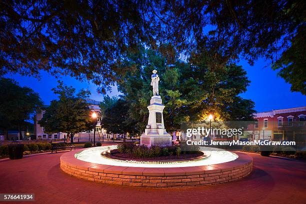 bentonville square confederate soldier statue at night - bentonville ar ストックフォトと画像