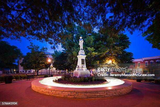 bentonville square confederate soldier statue at night - 576641934,576641958,576641932,576641946,576641956,576641950,576641960,576641970,576641966,576641998,584688394,584688600,584688988 stock pictures, royalty-free photos & images