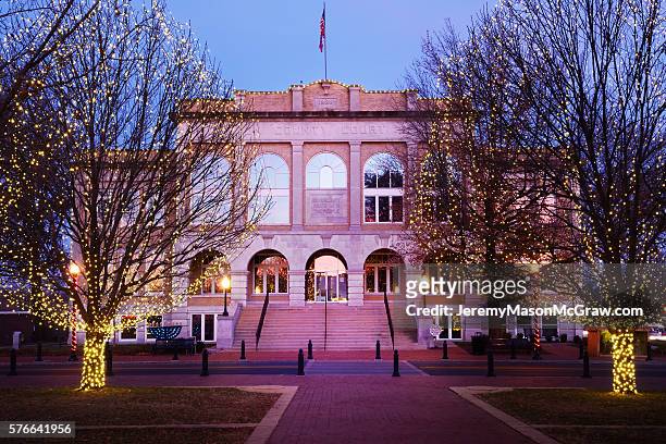 bentonville courthouse at christmas - 576641934,576641958,576641932,576641946,576641956,576641950,576641960,576641970,576641966,576641998,584688394,584688600,584688988 stock pictures, royalty-free photos & images