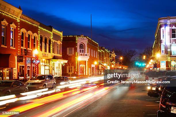 a busy evening in downtown bentonville - v arkansas stockfoto's en -beelden