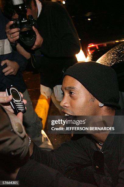 Barcelona's footballer and member of the Brazilian national team Ronaldinho Gaucho talks for journalists upon his arrival early 20 May, 2006 in Porto...