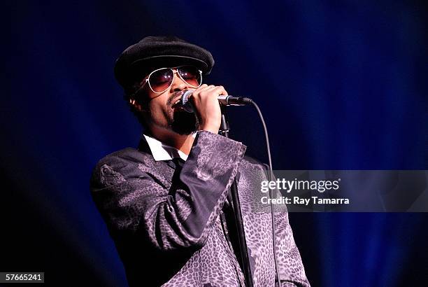 Recording artist Bilal Oliver performs during The Roots concert at Radio City Music Hall on May 19, 2006 in New York City.