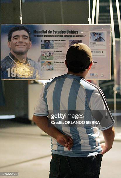 Un joven observa un cartel alusivo a la vida del astro de futbol argentino Diego Armando Maradona, durante la exhibicion del itinerante "Museo del...