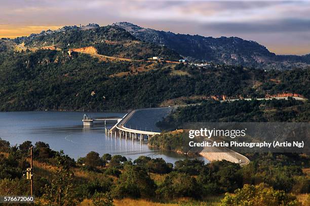 the view of maguga dam from piggs peak, hhohho, swaziland - swaziland photos et images de collection