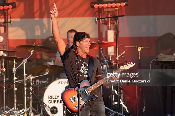 Billy Currington performs during the 4th Annual Windy City Smokeout, BBQ and Country Music Festival on July 16, 2016 in Chicago, Illinois.