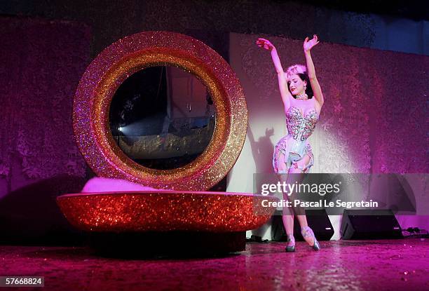 Dita Von Teese Burlesque Performance Photos And Premium High Res burlesque-dancers