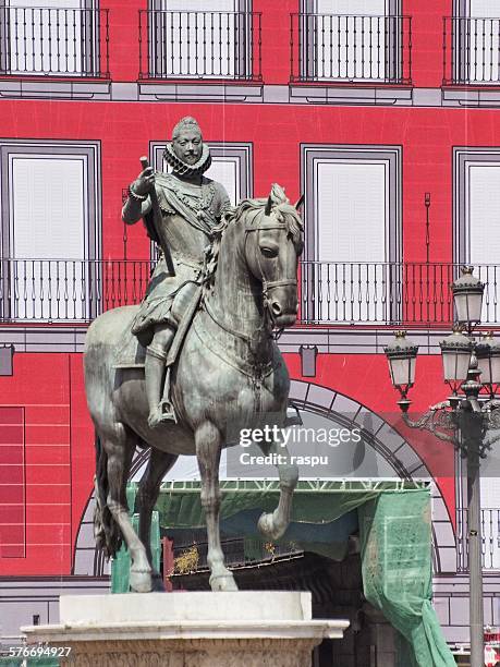 madrid, plaza mayor sq and king felipe iii - statue de philippe iii photos et images de collection