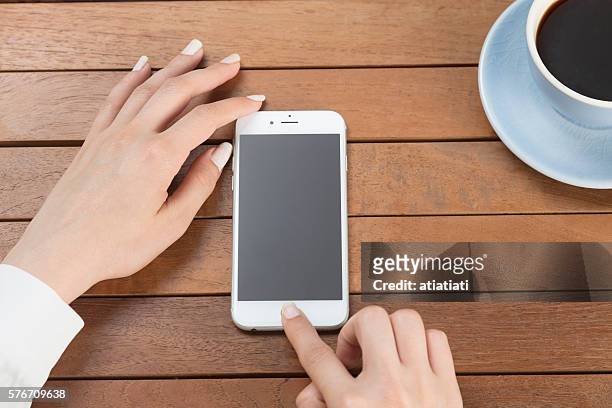 femme utilisant l’iphone 6 - main iphone photos et images de collection