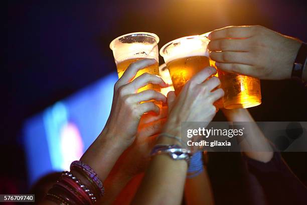 beviamo un po' di birra. - bicchiere di carta foto e immagini stock