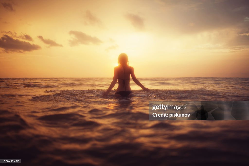 Junge Frau am Strand