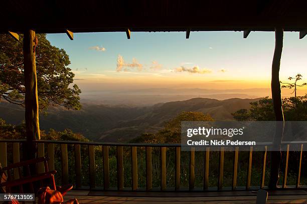 sunset in monteverde - モンテベルデ雲林保護区 ストックフォトと画像