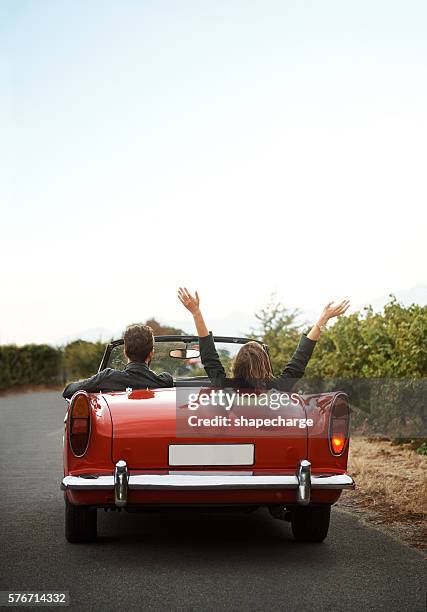 partez en road trip avec quelqu’un de amusant - auto convertibile photos et images de collection