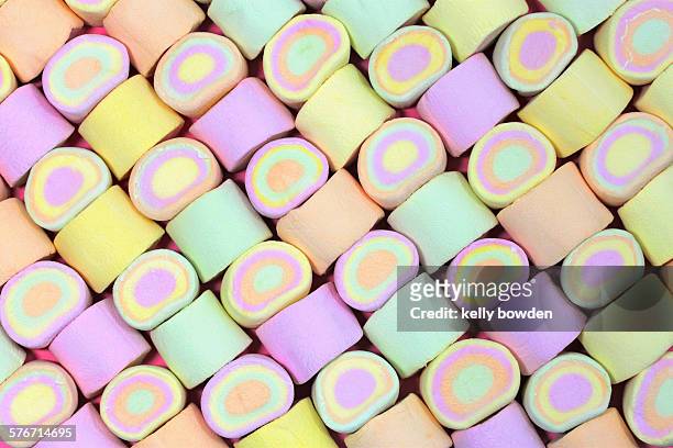 sweet marshmallows in a pattern - bismalva foto e immagini stock