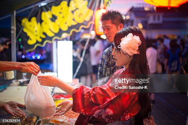 japanese couple buying okonomiyaki at festival - okonomiyaki 個照片及圖片檔