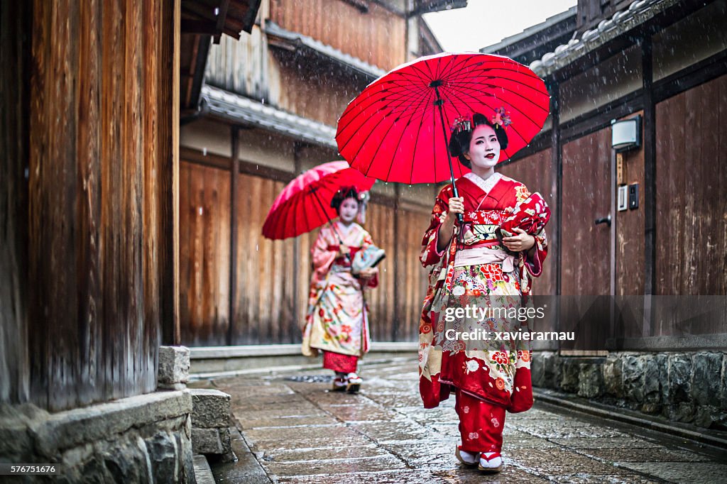 Maikos zu Fuß in den Straßen von Kyoto