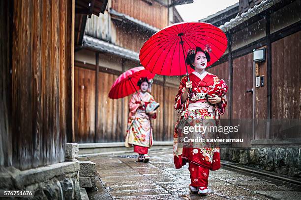 maikos walking in the streets of kyoto - kimono stockfoto's en -beelden