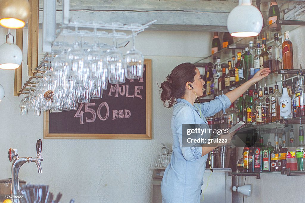 Junge, legere Frauen bar Eigentümer die Verfügbarkeit in "the bar"