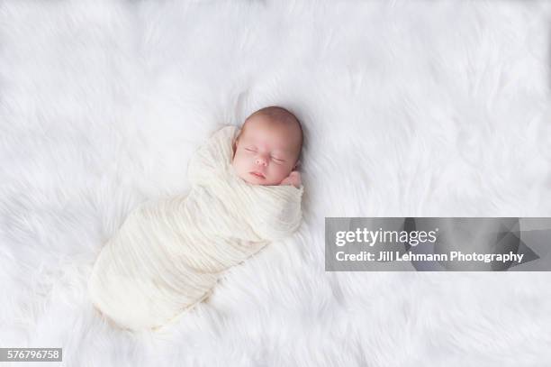 newborn sleeps soundly and wrapped in white - scialle foto e immagini stock
