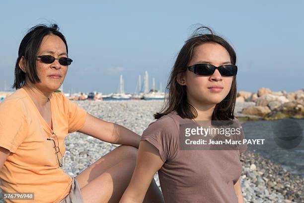 a mother and her girl on the beach - jean marc payet photos et images de collection
