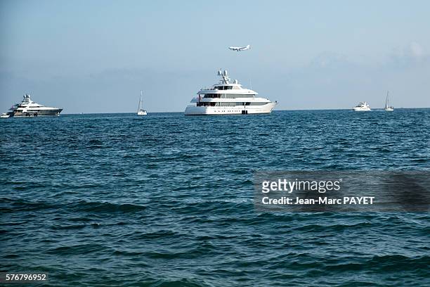 boat and air plain on the sea - jean marc payet photos et images de collection