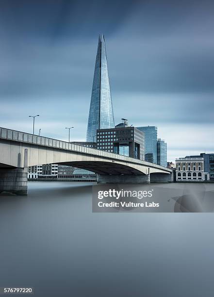london bridge and the shard - london bridge england fotografías e imágenes de stock