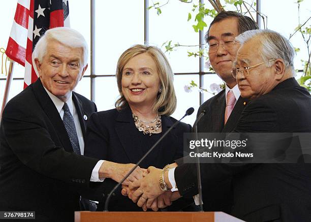 Japan - U.S. Chamber of Commerce President Thomas Donohue, U.S. Secretary of State Hillary Clinton, Japanese Foreign Minister Takeaki Matsumoto and...