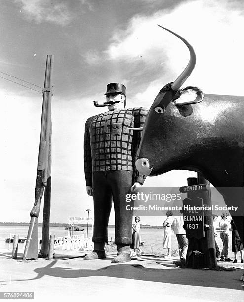 Statue of Paul Bunyan and Babe, the Blue Ox