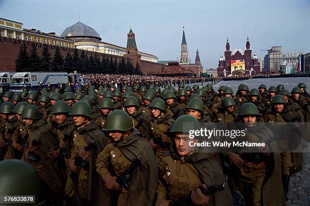 russian military celebration for 50th anniversary of v-e day - día-de-la-victoria-rusia fotografías e imágenes de stock
