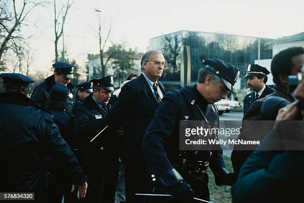 police arresting senator lowell weicker - apartheid stock pictures, royalty-free photos & images