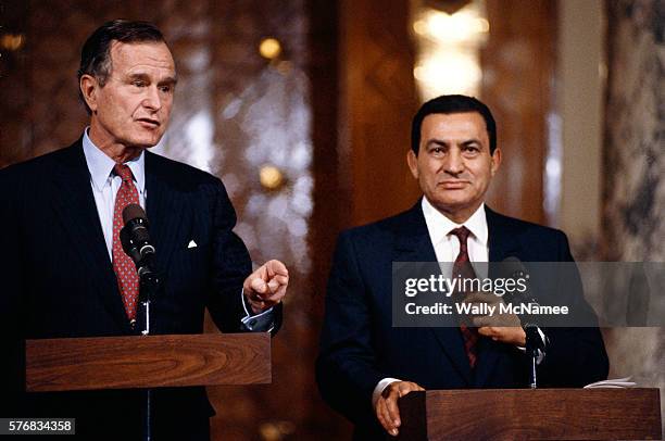 president bush and egyptian president mubarak - president podium stock pictures, royalty-free photos & images