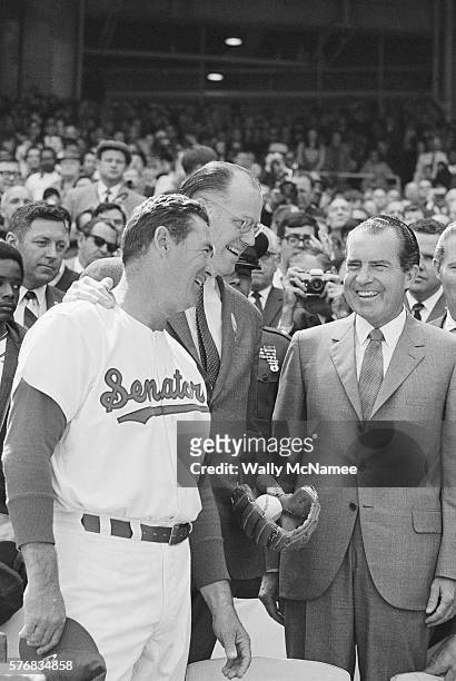 Washington Senators manager Ted Williams and Baseball Commissioner Bowie Kuhn talk with President Richard Nixon.