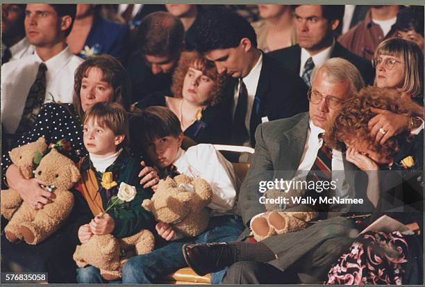 prayer service for oklahoma city bombing victims - oklahoma city bombing fotos stock-fotos und bilder