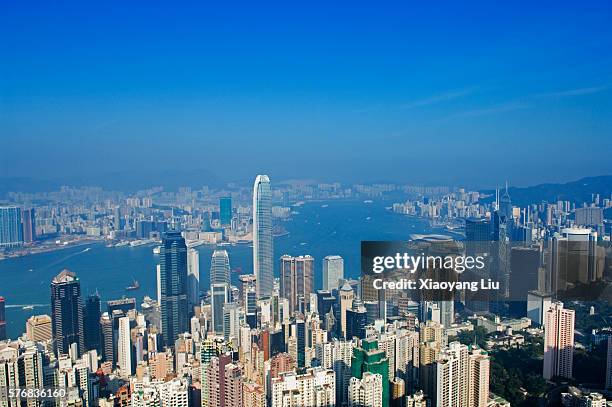 hong kong business district from victoria peak - tour two international finance center photos et images de collection