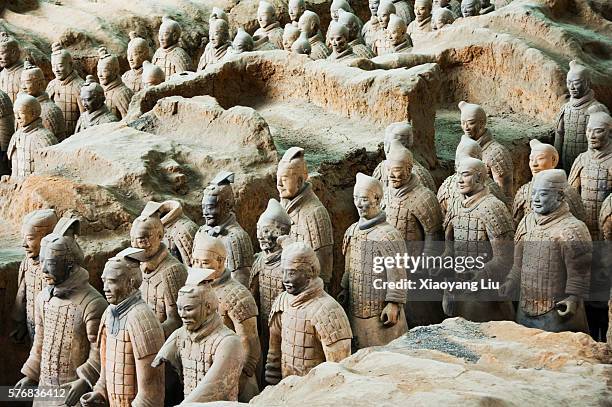 terracotta warrior statues in qin shi huangdi tomb - qin shi huangdi stock-fotos und bilder