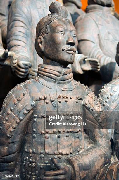 terracotta warrior statue in qin shi huangdi tomb - qin shi huangdi stock-fotos und bilder