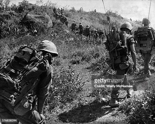 united states marines marching up hill - vietnam war stock pictures, royalty-free photos & images