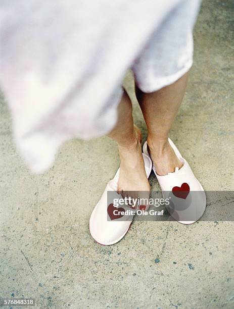 feet in slippers - old lady feet stockfoto's en -beelden