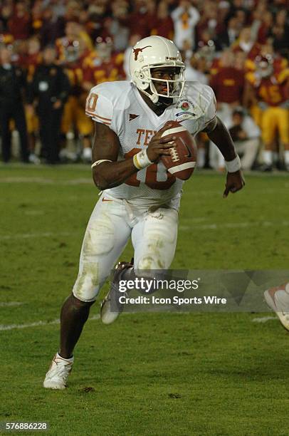 Texas Longhorns quarterback Vince Young scrambles for the game winning touchdown during the USC Trojans game versus Texas Longhorns in the Rose bowl...