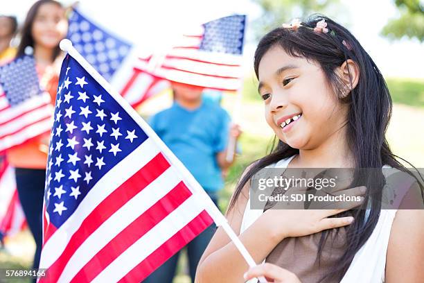 patriotische asiatische amerikanische mädchen mit ihrer hand über ihr herz - amerikanischer treueschwur stock-fotos und bilder