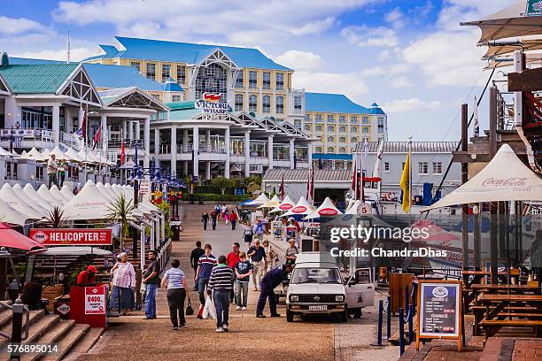 kapstadt, südafrika: victoria wharf bei abendsonne - waterfront stock-fotos und bilder