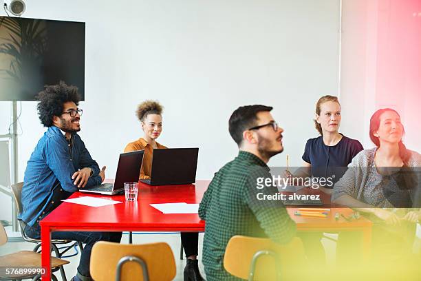 empresarios multiétnicos sentados en la sala de conferencias - universal inside 2016 in berlin fotografías e imágenes de stock