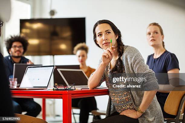 donna con colleghi in sala conferenze - group analysis foto e immagini stock