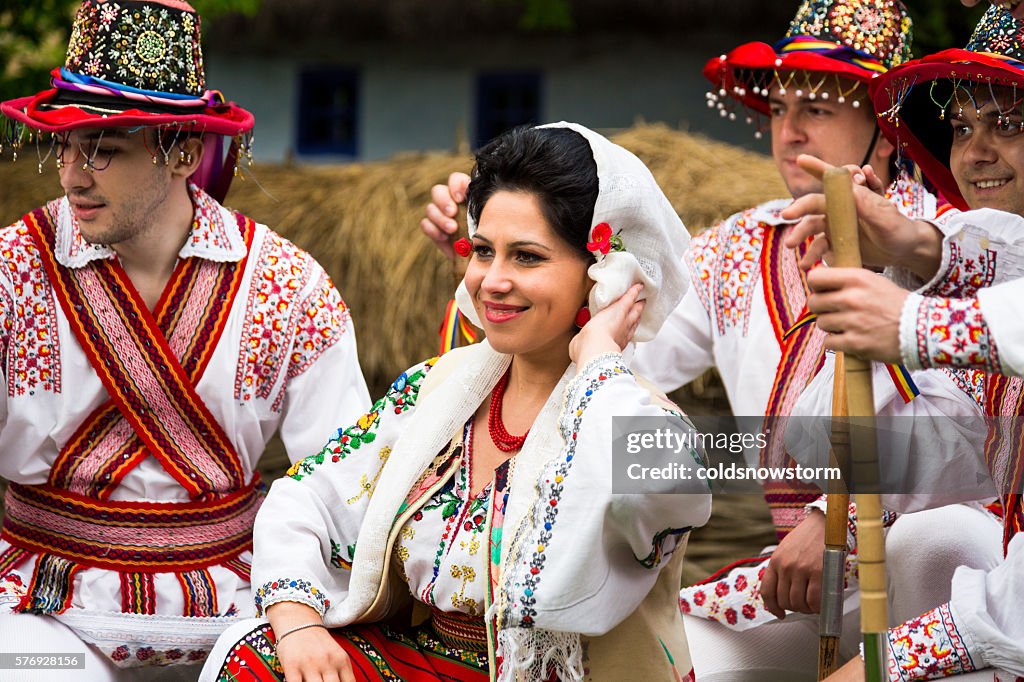 Pessoas vestindo roupas tradicionais romenas em Bucareste, Romênia