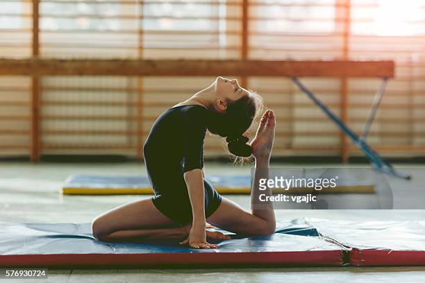 girl practicing gymnastics - kids gymnastics stock pictures, royalty-free photos & images