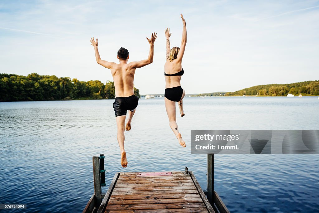 Salto en el agua desde el embarcadero