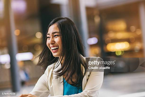 笑う日本の女性 - 若い女性 日本人 顔 ストックフォトと画像