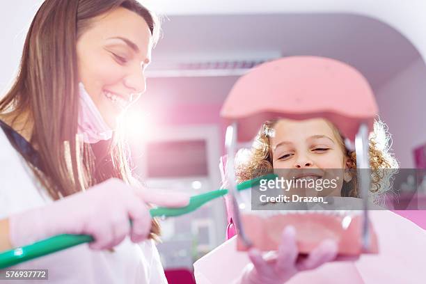 visitez le dentiste dents saines et à l'hygiène buccale - operating model photos et images de collection