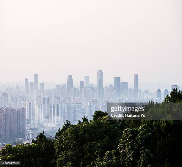 skyline of chongqing, china, veiled by smog - minder verzadiging stockfoto's en -beelden